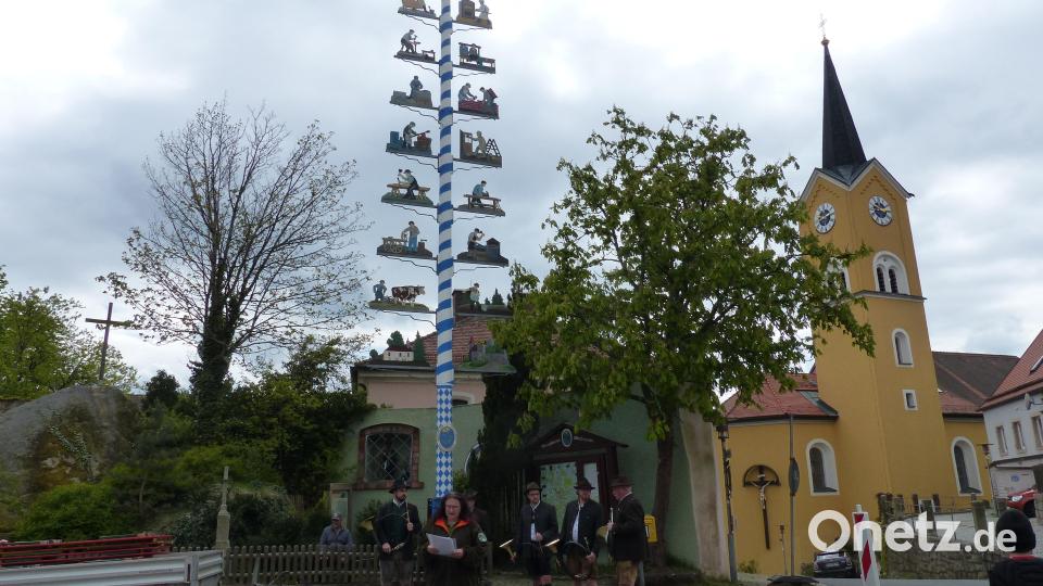 Vorsitzende des OWV Rosina Gollwitzer ging auf die Geschichte des OWV ein und die Aufstellung des Baumes wurde vom „Jagdzauber“ umrahmt. Bild: sl