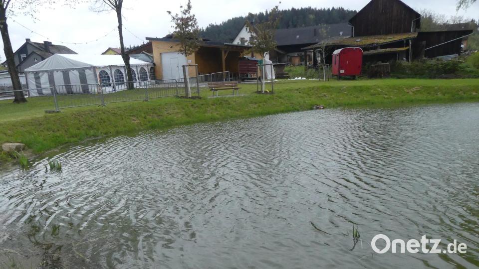 Das „Weiherfest“ des Karten- und Schachvereins fand witterungsbedingt nur in Halle und Zelt statt. Bild: rn