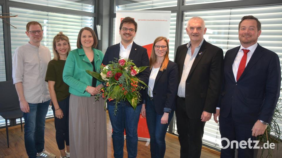 Die neue Führungsmannschaft des SPD-Unterbezirks Weiden-Neustadt/WN-Tirschenreuth: (von links) Dominik Brütting, Monika Waldeck, Bezirksvorsitzende Dr. Carolin Wagner, der neue Unterbezirksvorsitzende Simon Grajer, MdL Nicole Bäumler, Uli Roth und der scheidende Unterbezirksvorsitzende Uli Grötsch. Bild: jr