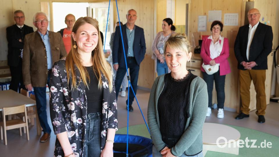 Die Leiterinnen von Krippe und Kindergarten, Linda Feldbauer (rechts) und Anna-Maria Eimer (links), führen die Gäste durch die Räume des neuen Kinderhauses "Storchennest". Bild: Hirsch
