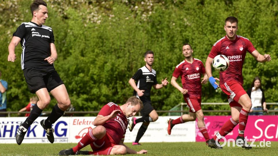 Der Vohenstraußer Angreifer Daniel Bergmann (links) beschäftigt in dieser Szene die Pfreimder Abwehr. Aus: SpVgg Pfreimd - SpVgg Vohenstrauß 3:6. Bild: ham