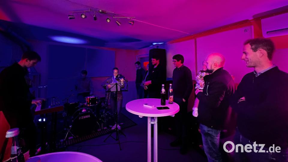 Musik durfte bei der Einweihung des neuen Musikzentrums in Vohenstrauß natürlich nicht fehlen. Die Gruppe &quot;Wooden Waves&quot;, die im MuZ probt, umrahmte den Abend Bild: Claudia Prößl/exb
