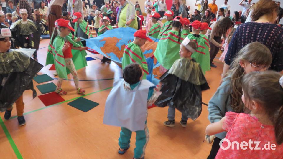 Ein tolles KIndergartenfest im Regenbogenland erlebten die Eltern, Besucher und Kinder. Bild: adj