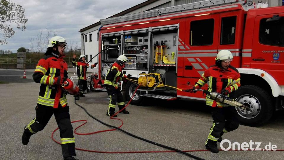 Die Prüflinge mussten auf Zeit benötigte Geräte vor dem Feuerwehrauto aufbauen. Bild: gz