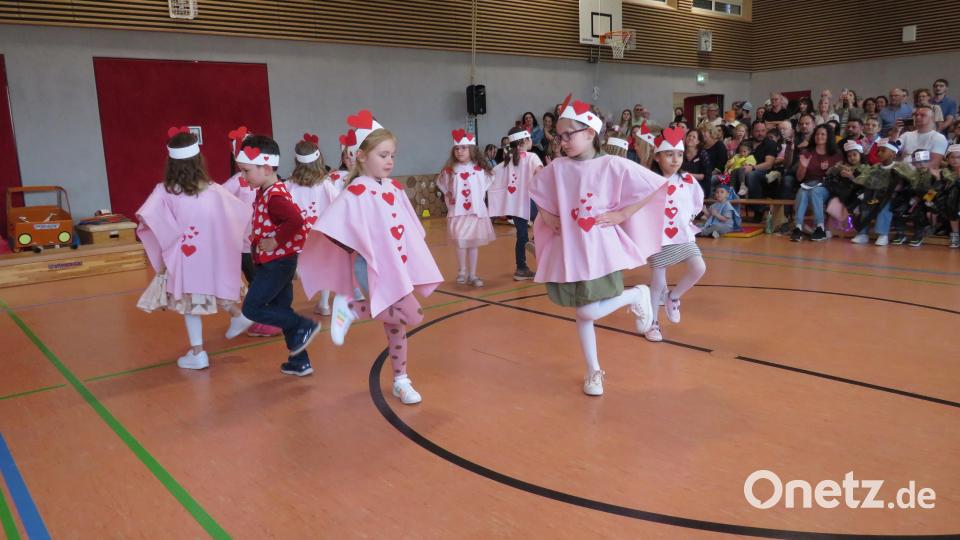 Ein tolles KIndergartenfest im Regenbogenland erlebten die Eltern, Besucher und Kinder. Bild: adj