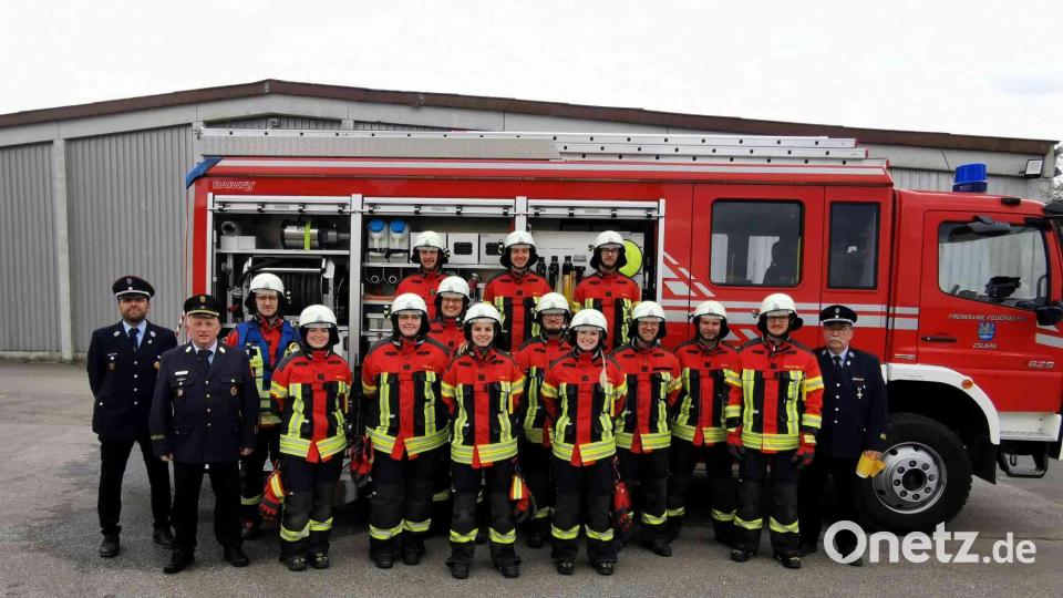 Gratulationen zur bestanden Prüfung kamen vom stellvertretenden Kommandanten Markus Lehner und KBI Martin Weig (links) und KBM Thomas Kleber(rechts). Bild: gz