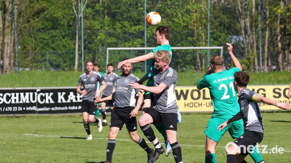 Michael Werner vom FC Weiden-Ost kommt zum Kopfball, die Grafenwöhrer Abwehr kann nicht eingreifen. Aus: FC Weiden-Ost – SV Grafenwöhr 1:0. Bild: Dieter Jäschke