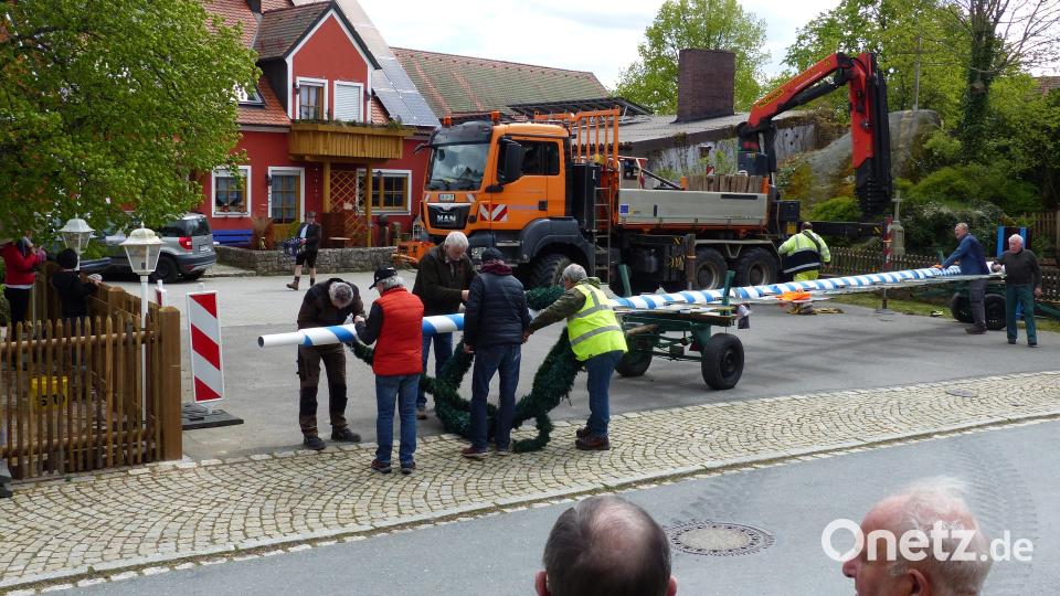 Der Kranz wurde am Baum befestigt und schmückt ihn zusätzlich. Bild: sl