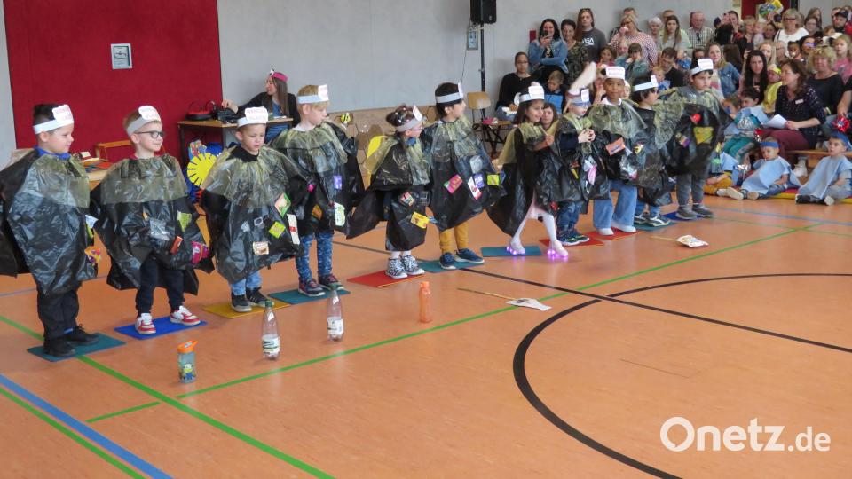 Ein tolles KIndergartenfest im Regenbogenland erlebten die Eltern, Besucher und Kinder. Bild: adj
