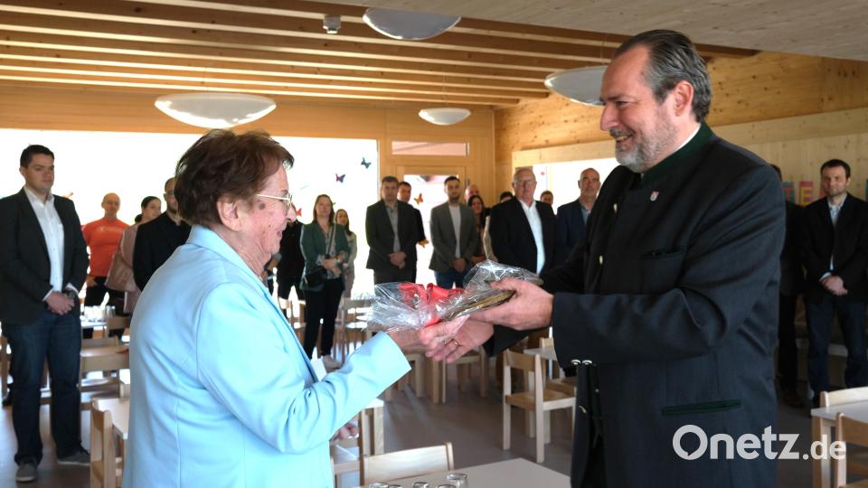 Stiftungsgründerin Brigitte Laqua (links) überreicht Bürgermeister Frank Zeitler eine Zinnplastik "Maria mit dem Kind", das im Kinderhaus einen Platz bekommen soll. Bild: Hirsch