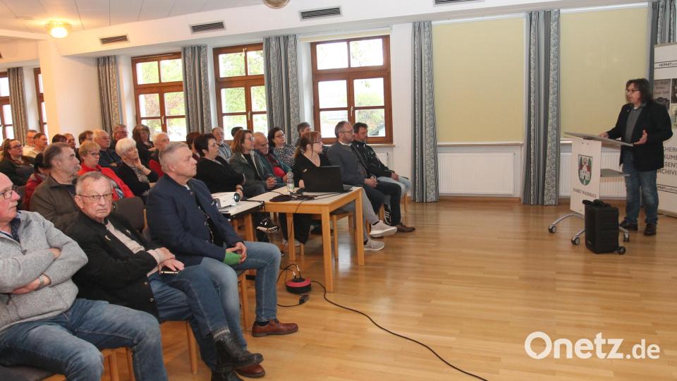 Andreas Ringholz (rechts) eröffnet die Sonderausstellung &quot;Waidhauser Geschichte/n&quot; und freut sich über viele Ehrengäste. Bild: pi