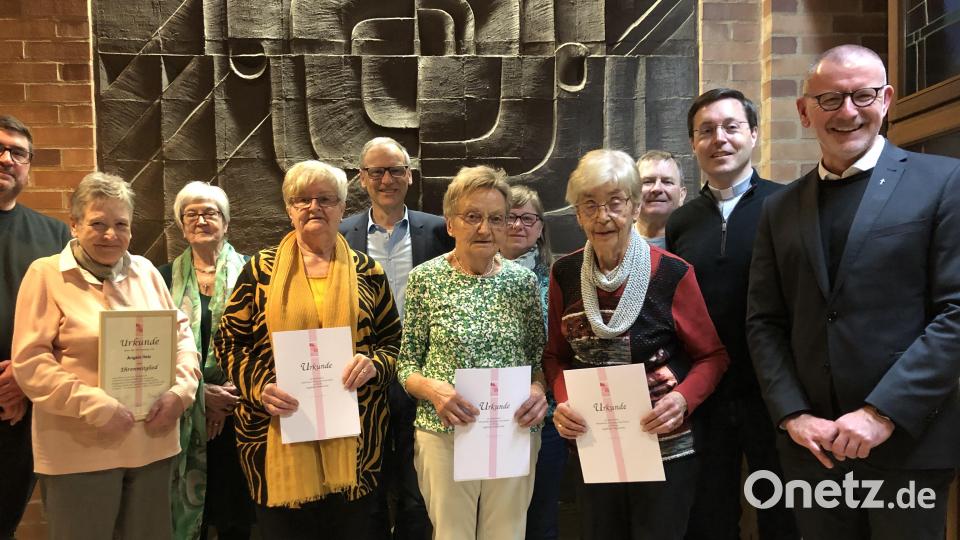 Ehrungen gab es bei der KAB Waldsassen. Mit Im Bild Vorsitzender Dominik Sirtl (links), Vorsitzende Gudrun Sirtl (Dritte von links), Bürgermeister Bernd Sommer (Fünfter von links) sowie (von rechts) Präses Dr. Thomas Vogl und Diözesanpräses Stephan Rödl. Bild: Gudrun Sirtl/exb