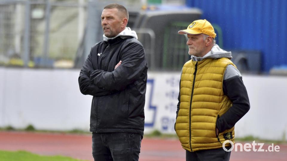 Andreas Scheler (links), Trainer des FC Amberg, und Teamchef Hannes Beer setzen auf einen Sieg im Nachholspiel gegen den SV 08 Auerbach. Bild: Hubert Ziegler