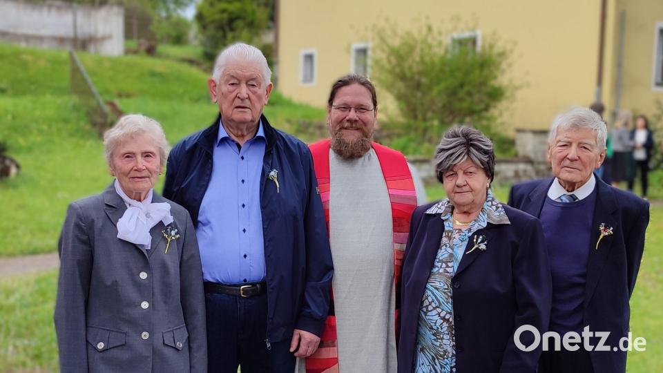 Die Ältesten bei der Jubelkonfirmation in Eschenfelden: (von links) Leni Rümpelein, Hermann Melchner (beide Eisen), Diakon Bernd Deyerl, Käthe Lindner (Eisen) und Dr. Hans Lindner (Gnadenkonfirmation). Bild: hdk