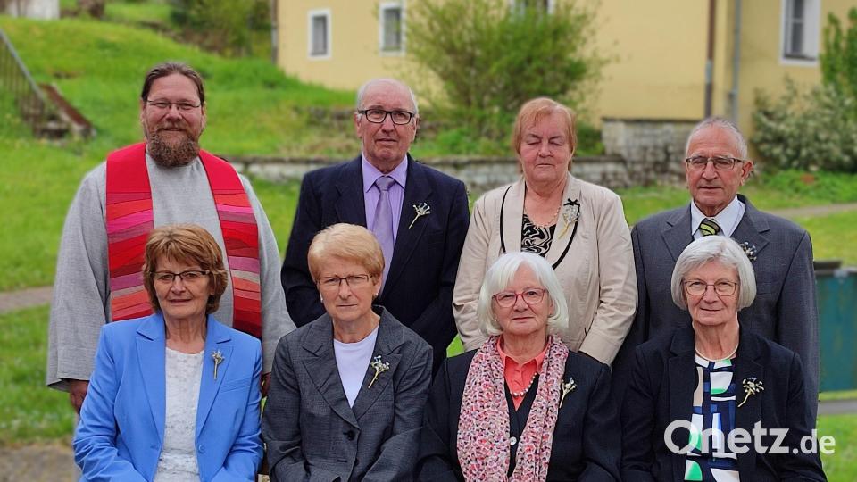 Die Diamantenen Konfirmanden: (stehend, von rechts) Diakon Bernd Deyerl, Hans Wild, Leni Knahn, Horst Uebler, (sitzend, von links) Waltraud Guttenberger, Waltraud Laurer, Renate Pirner und Gerda Luber. Bild: hdk