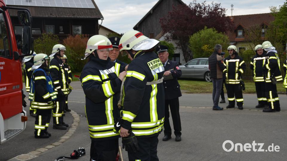 Erstmals legte wieder eine Damengruppe ein Leistungsabzeichen bei der FFW Böhmischbruck in der Dorfmitte von Kößing ab. Bild: dob