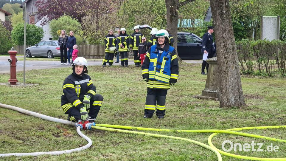 Erstmals legte wieder eine Damengruppe ein Leistungsabzeichen bei der FFW Böhmischbruck in der Dorfmitte von Kößing ab. Bild: dob