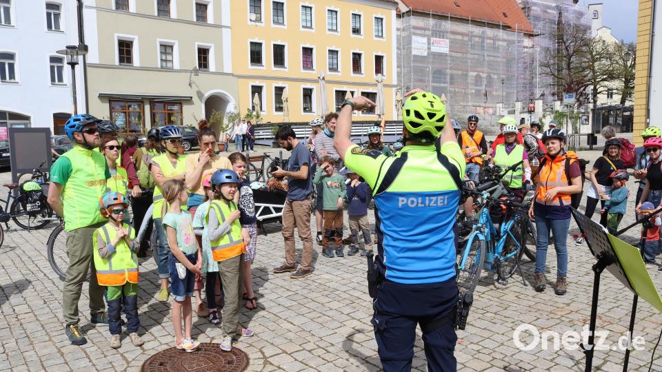 Polizeiobermeister Philipp Böhme erklärte die Regeln für die Demonstrationsfahrt. Bild: mfh