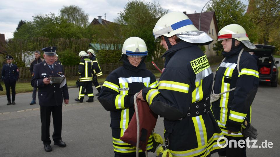 Erstmals legte wieder eine Damengruppe ein Leistungsabzeichen bei der FFW Böhmischbruck in der Dorfmitte von Kößing ab. Bild: dob