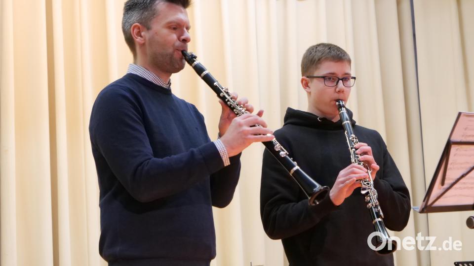 Thomas Wührl und Simon Schedl beim beim Vorspielnachmittag im Josefsheim. Bild: Stadtkapelle Mitterteich/exb