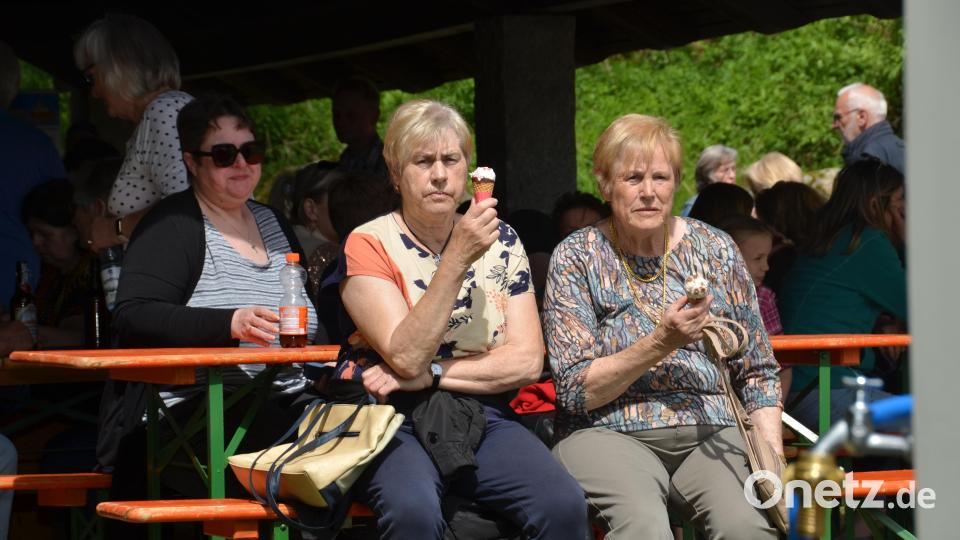 Diese beiden Seniorinnen genießen ihr Eis abseits des Getümmels. Bild: dob