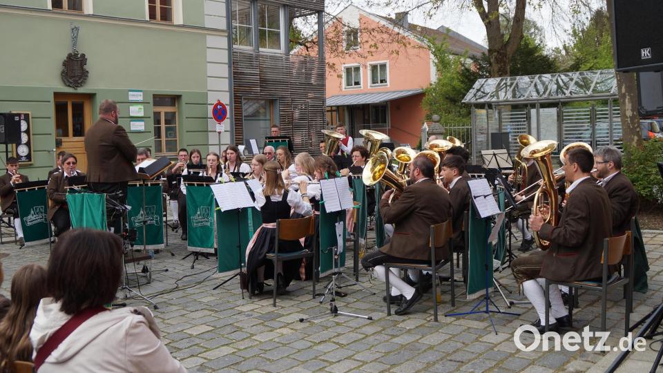 Die 40 Musikerinnen und Musiker bieten am Oberviechtacher Marktplatz eine erstklassige Serenade mit böhmischer Musik. Bild: wel