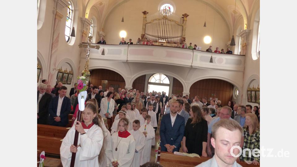 Der Einzug der Kommunionkinder in das Gotteshaus. Bild: hme