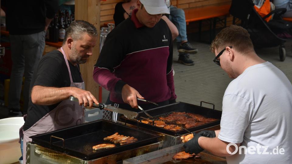 Die Grillmeister hatten Schwerstarbeit zu leisten. Bild: dob
