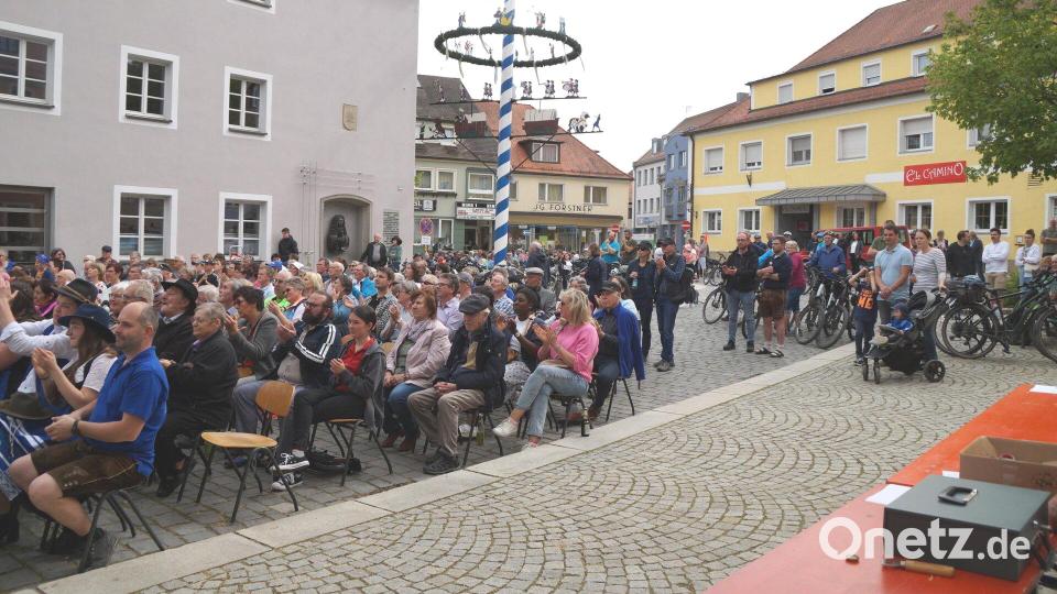 Neben den gut 250 Gästen auf den Stühlen schauten auch etliche Radfahrer als Zaungäste zu. Bild: wel