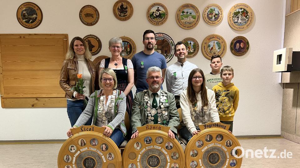 Die Schützengesellschaft Paulsdorf kürt ihre Würdenträger (vorn, von links): Schützenliesl Susanne Reinwald, Schützenkönig Christian Schörner und Jugendkönigin Viktoria Liegl; hintere Reihe (von links): Margit Liegl, Ingrid Singer, Martin Bauer, Michael Plata, Dominik Havrda und Zacharias Bauer. Bild: rst
