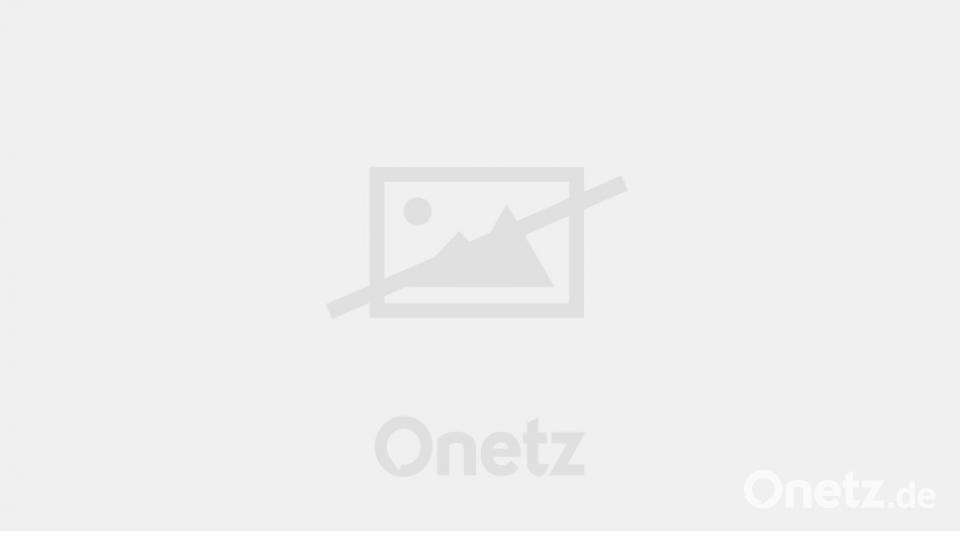 Senioren aus dem BRK Seniorenheim Weiden freuen sich mit Schülern der 7. Klasse der Stötzner-Schule und Landrat Andreas Meier (Mitte hinten) über den bunten Nachmittag im Rahmen der &quot;72-Stunden-Aktion&quot;. Bild: Nadine Zettel/exb