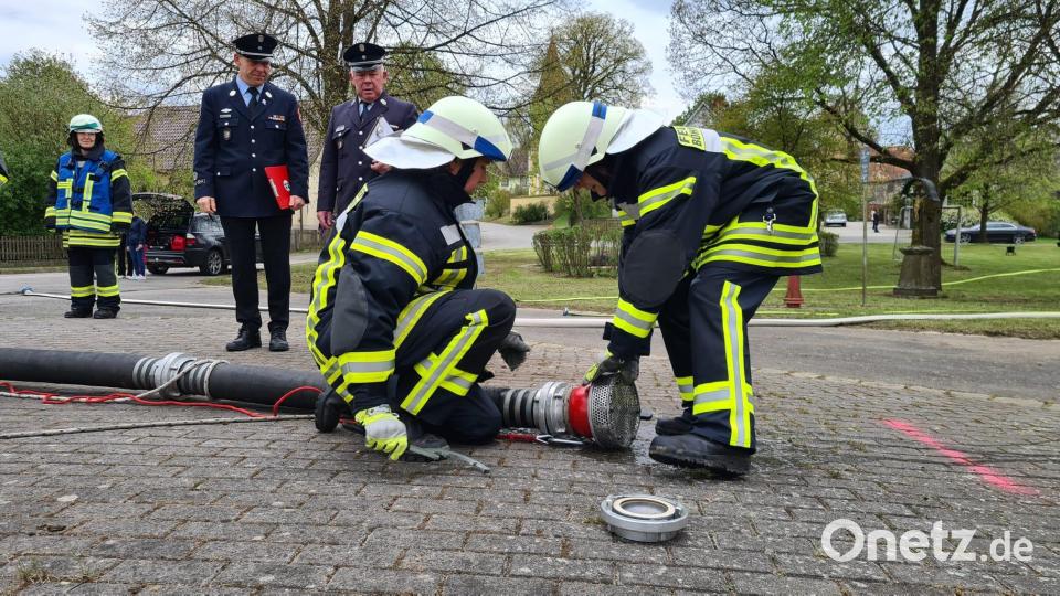 Erstmals legte wieder eine Damengruppe ein Leistungsabzeichen bei der FFW Böhmischbruck in der Dorfmitte von Kößing ab. Bild: dob