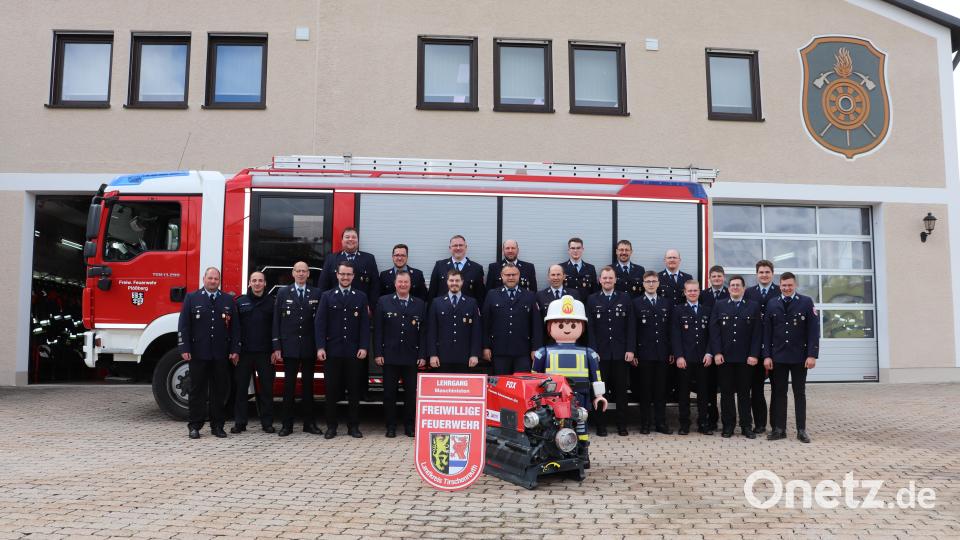 19 Teilnehmer nahmen am Maschinistenlehrgang in Plößberg teil. Die Abschlussprüfung begleiteten unter anderem (von links) Löschmeister Roland Kaiser, Kreisbrandmeister (Ausbildung) Christian Sirtl und Lehrgangsleiter Kreisbrandmeister Alois Schindler. Bild: Florian Trißl/exb