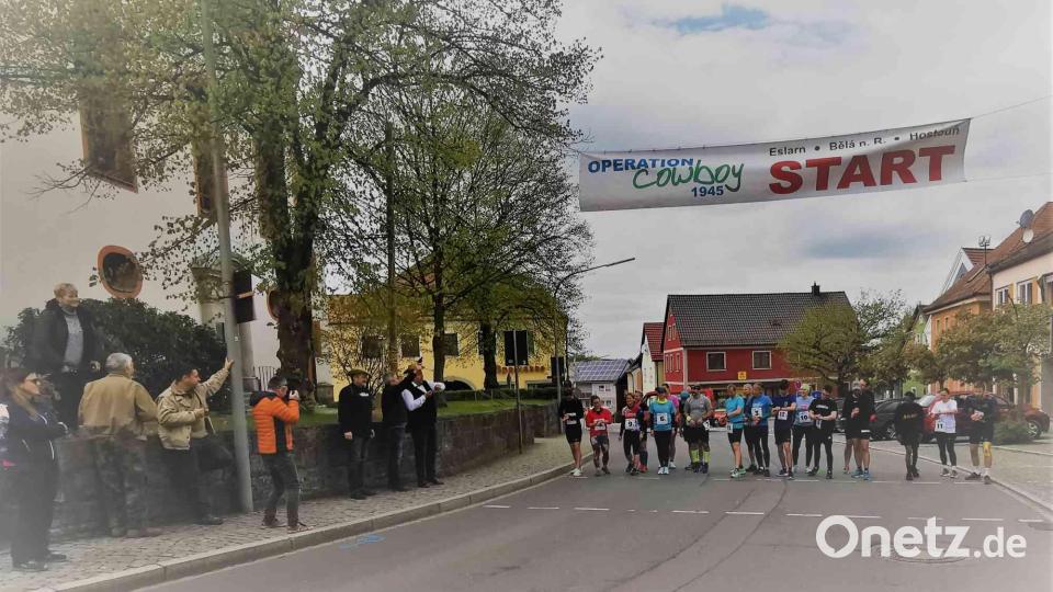 Nach dem Startschuss von Bürgermeister Reiner Gäbl stoppen die Bürgermeister Libor Picka aus Bela und Miroslov Rauch aus Hostoun (rechts und links daneben) die Startzeit. Bild: gz