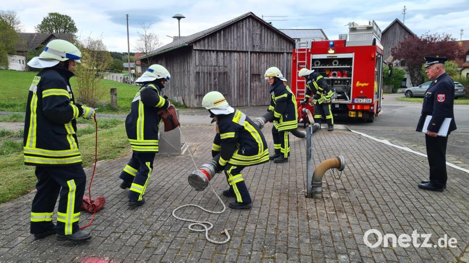 Erstmals legte wieder eine Damengruppe ein Leistungsabzeichen bei der FFW Böhmischbruck in der Dorfmitte von Kößing ab. Bild: dob
