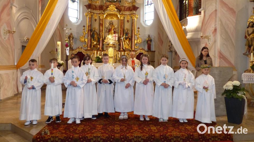 Die Kommunionkinder präsentieren sich den Gottesdienstbesuchern. Bild: hme