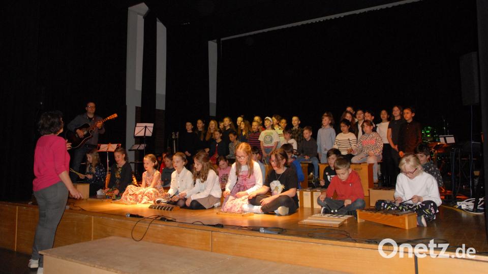 Der Schulchor der Grundschule Kümmersbruck begeistert bei der Musiknacht mit mehreren Stücken. Bild: pop