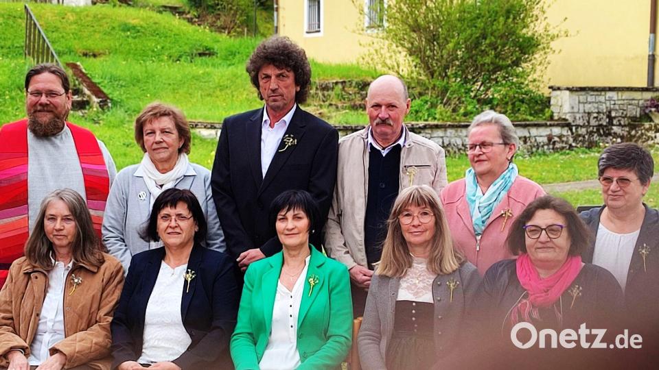 Die Goldenen Konfirmanden: (stehend, von links) Diakon Bernd Deyerl, Petra Reif, Bernhard Zahn, Gerhard Walter, Helga Herbst und Elfriede Herzog, (sitzend, von links) Gerlinde Pretzsch, Helga Kraus, Marianne Laurer, Christa Stegmann und Babette Held. Bild: hdk