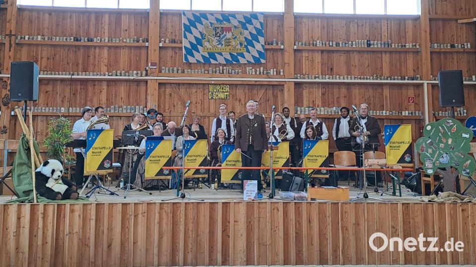 Zünftig spielt die Stadtkapelle Neustadt auf. Bild: Maria Wildenauer