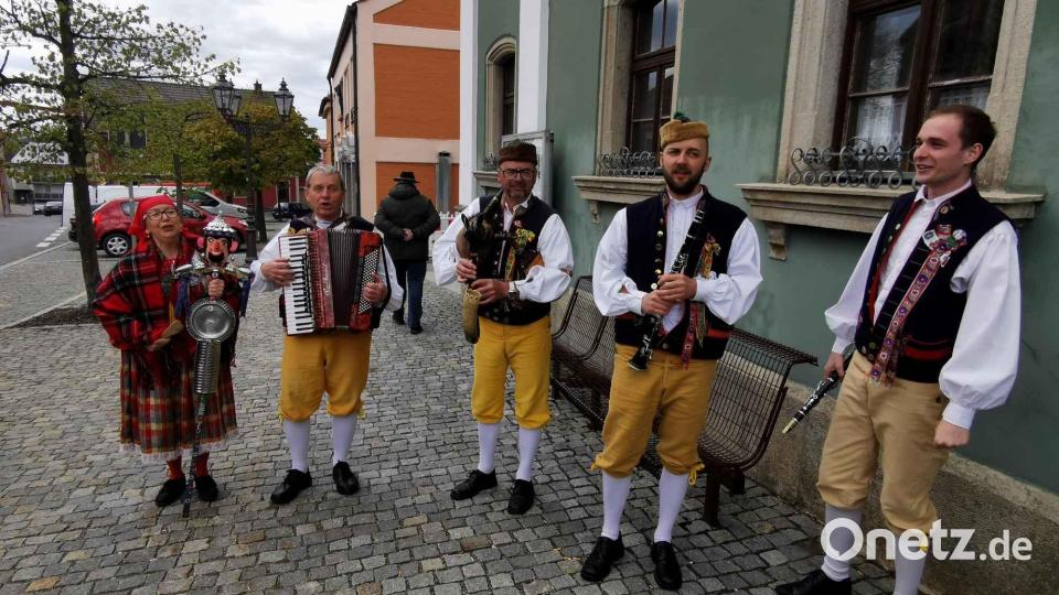 Beim Start in Eslarn und am Ziel in Hostofun sorgt die Musikgruppe &quot;Chodovanka&quot; aus Domazlice/CZ unter der Leitung von Konrady in typischer Chodentracht für musikalische Umrahmung. Bild: gz