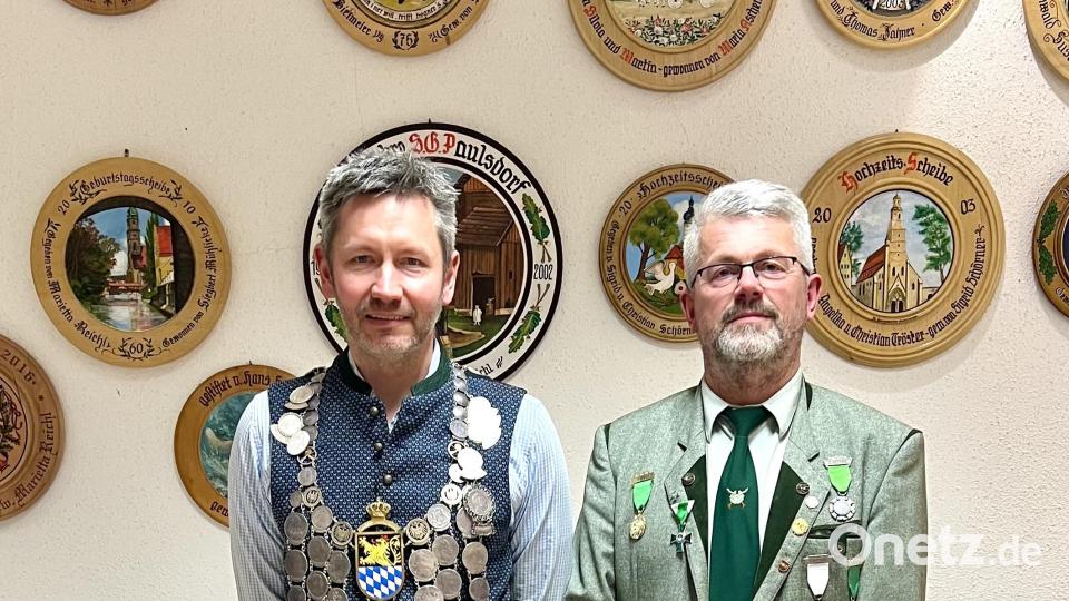 Gauschützenkönig Daniel Liegl (links) wird von Christian Schörner ausgezeichnet. Bild: rst