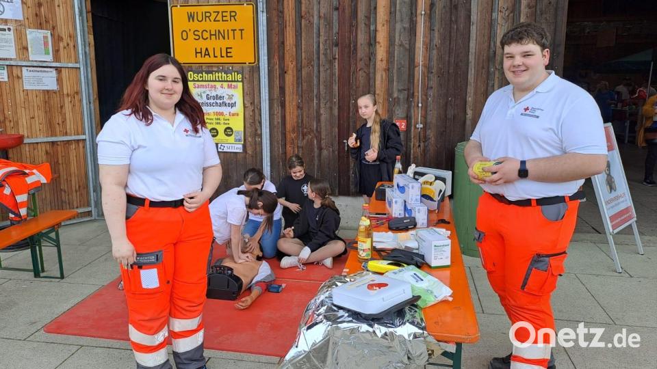 Das BRK Püchersreuth zeigt Erste Hilfe. Bild: Maria Wildenauer