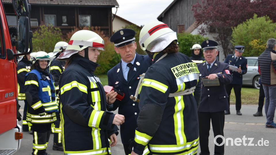 Erstmals legte wieder eine Damengruppe ein Leistungsabzeichen bei der FFW Böhmischbruck in der Dorfmitte von Kößing ab. Bild: dob