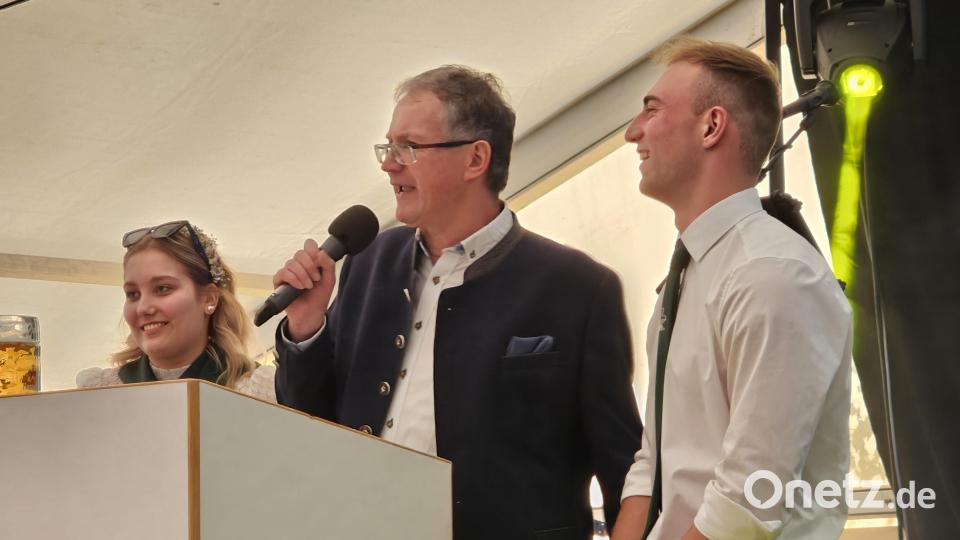 Schirmherr Franz Grabinger und die beiden Vorsitzenden Anna Scheuerer und Florian Rieger freuen sich über das tolle Fest Bild: ga
