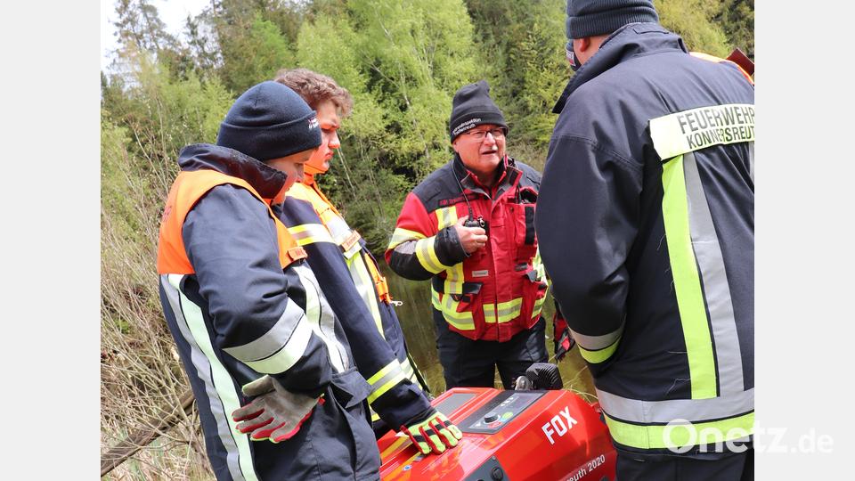 Auch das Ansaugen stand auf dem Plan beim Maschinistenlehrgang in Plößberg. Bild: Florian Trißl/exb