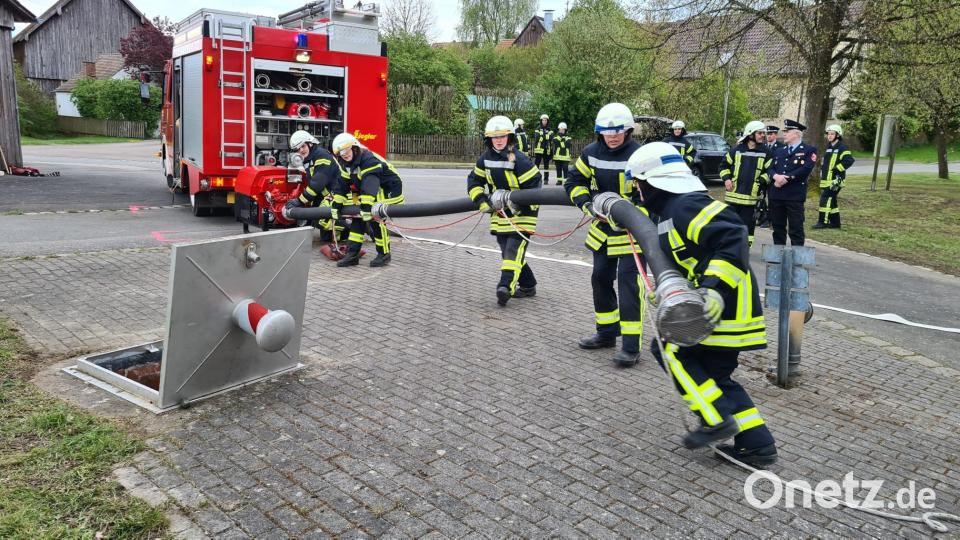 Erstmals legte wieder eine Damengruppe ein Leistungsabzeichen bei der FFW Böhmischbruck in der Dorfmitte von Kößing ab. Bild: dob