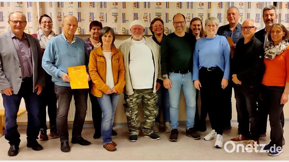 Der neue Vorstand des Musikvereins Haselmühl-Kümmersbruck mit der Dirigentin und den Jubilaren (von links): Dritter Bürgermeister Hubert Blödt, Veronika Lindner, Werner Mühling, Heidi Mühling, Gabi Falter, Herbert Schmid, Andrea Klinger, Wolfgang Klinger, Elena Formento-Beier, Reinhard Heldmann, Vorsitzende Lisa Hartinger, der scheidende Vorsitzende Karl-Heinz Büttner, Thomas Pronath und Dirigentin Brigitte Schober. Bild: Musikverein Haselmühl-Kümmersbruck/exb