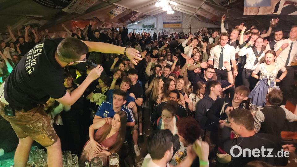 Die Partyband „Dei vo gestern“ sorgt bei der Feier zum 95-jährigen Bestehen der Landjugendgruppe in Unterauerbach für ausgelassene Stimmung im Festzelt. Bild: ga