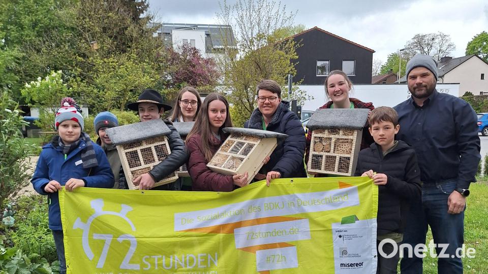 Die Waldheimer Schützenjugend mit den selbst gebauten Insektenhotels, die ans Seniorenheim St. Michael gingen. Bild: Nadine Zettel/exb
