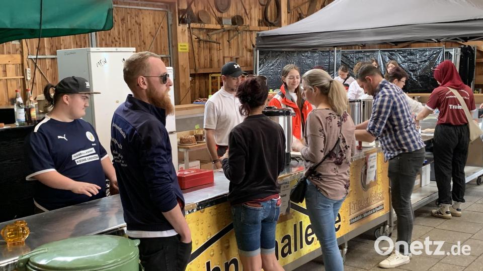 Der Verpflegungsstand ist dicht belagert. Bild: tok